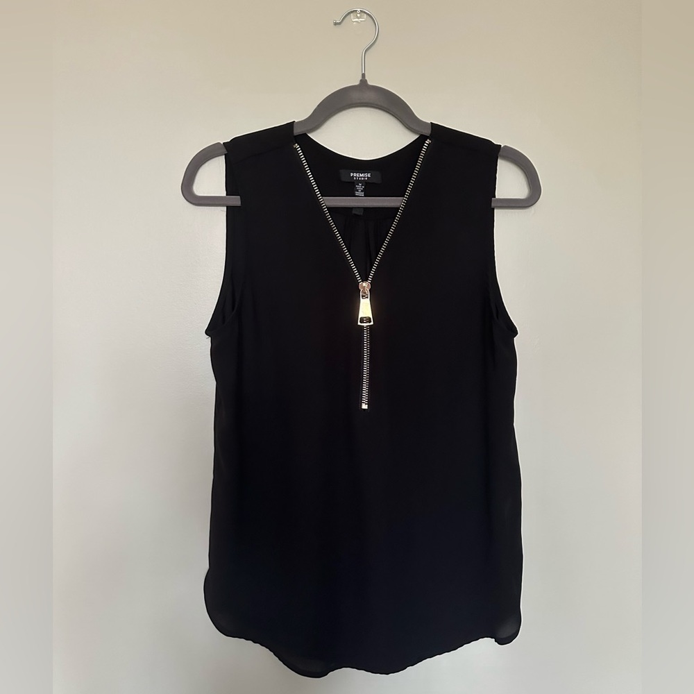 Top with Zippered Neckline, Size Medium